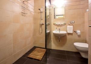 Kamar mandi di Hotel Lions Plzen