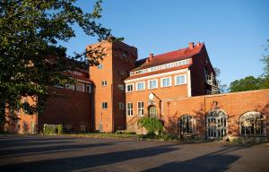 HammenhögHambo的一座带有塔楼的大型红砖建筑