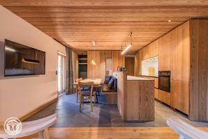Η κουζίνα ή μικρή κουζίνα στο Chalet ARAVIS COSY - Spa & piscine