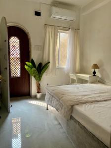 ムンバイにあるFriends and Family Group Villa- Borivali Westの大きなベッドと窓のある寝室