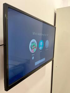ムンバイにあるFriends and Family Group Villa- Borivali Westの壁に掛けられた薄型テレビ +50枚の写真