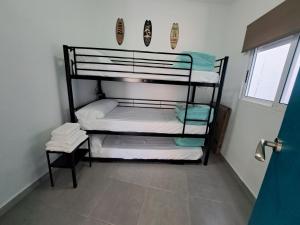 a small room with a bunk bed with towels at La Casita de Ana in Águilas