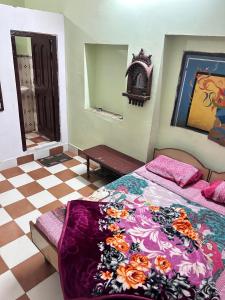 Postel nebo postele na pokoji v ubytování Priya guest house pushkar