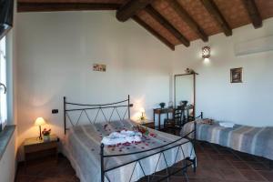 מיטה או מיטות בחדר ב-Agriturismo Cascina Aguzza