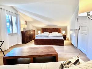 a bedroom with a bed and a coffee table at provence living in Roussillon