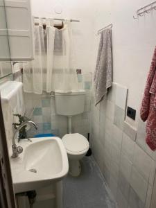 ein kleines Badezimmer mit Toilette und Waschbecken in der Unterkunft Residence Della Corte Tocco Casauria Pescara in Tocco da Casauria + 9 Fotos