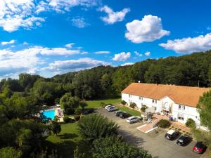 une vue aérienne sur une maison avec un parking dans l'établissement Hotel Le Relais des Champs, à Eugénie-les-Bains