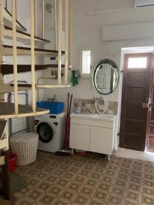 eine Waschküche mit Waschmaschine und Waschbecken in der Unterkunft Residence Della Corte Tocco Casauria Pescara in Tocco da Casauria