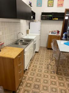 eine Küche mit Spüle und einem weißen Kühlschrank in der Unterkunft Residence Della Corte Tocco Casauria Pescara in Tocco da Casauria