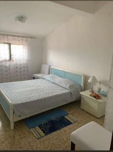 ein Schlafzimmer mit einem Bett, einem Tisch und einem Stuhl in der Unterkunft Residence Della Corte Tocco Casauria Pescara in Tocco da Casauria