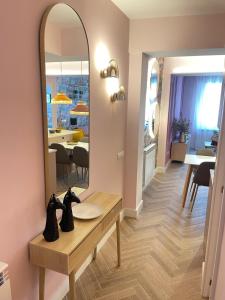 a living room with a table and a mirror at Apartamentos Minica Home Rosé in Logroño