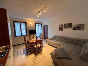 a living room with a couch and a table at Residenza dell'Arco in Gambolò