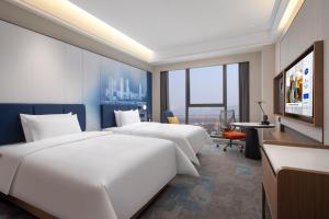 Postel nebo postele na pokoji v ubytování Hampton by Hilton Changsha Moon Island