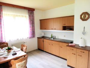 Kuchyňa alebo kuchynka v ubytovaní Haus Christof private Ferienwohnungen Nähe Wörthersee und Ossiacher See