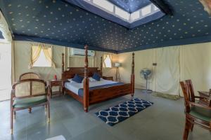 Dera Baghdarrah Nature Retreat Udaipur客房内的一张或多张床位