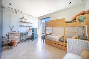 Ένα ή περισσότερα κρεβάτια σε δωμάτιο στο Villa Moderne avec Piscine Privée - Proche de Nice +27 φωτογραφίες