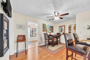 Χώρος καθιστικού στο Charming Coastal Retreat in Bay St Louis home