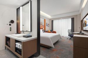 Postel nebo postele na pokoji v ubytování Hampton by Hilton Changsha Moon Island