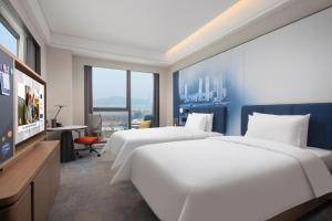 Postel nebo postele na pokoji v ubytování Hampton by Hilton Changsha Moon Island