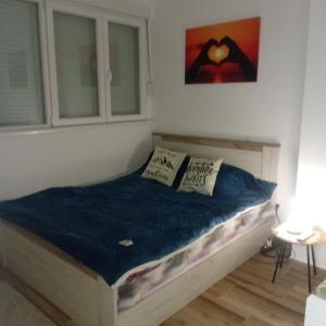 سرير أو أسرّة في غرفة في Apartman Divcibare Bela NS 56m2 Lux
