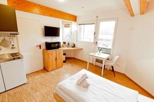 ein kleines Zimmer mit einem Bett und einem Tisch in der Unterkunft Boardinghouse Steinen in Steinen