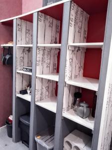 ein Bücherregal voller Bücher in der Unterkunft appartement T2 CHALOSSE in Bahus-Soubiran + 6 Fotos