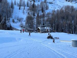 a group of people in the snow on a ski slope at Isola 2000 - Front neige Galerie marchande in Isola 2000