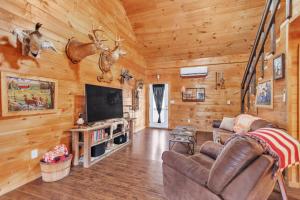 a living room with a couch and a television at Hillside Hideaway cabin in Butler