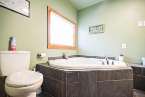 a bathroom with a tub and a toilet and a sink at Hillside Hideaway cabin in Butler +15 photos
