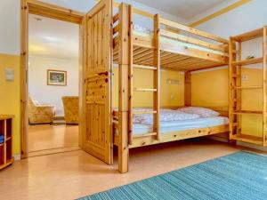 a bedroom with bunk beds in a house at Ferienlandhof in Mistorf