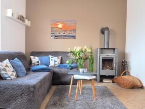 ゲーレン・レビンにあるKapitäns-Bungalow am Seeのソファと暖炉のあるリビングルーム