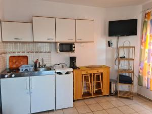Kuchyň nebo kuchyňský kout v ubytování Elo Apartman