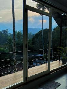 een kamer met een raam met uitzicht op het bos bij 300 Hills Fort in Meppādi +6 foto's