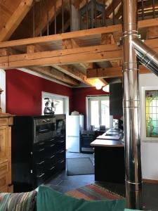 a kitchen with red walls and wooden ceilings at Waldoase 1 in Rheinsberg