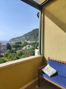 皮雅诺迪索伦托Casa Garofalo - De Vivo Realty Piano di Sorrento的山景阳台上的长凳