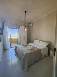 皮雅诺迪索伦托Casa Garofalo - De Vivo Realty Piano di Sorrento的一间卧室，配有一张大床和一扇大窗户。