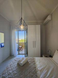 皮雅诺迪索伦托Casa Garofalo - De Vivo Realty Piano di Sorrento的一间带床和吊灯的卧室 更多40张照片