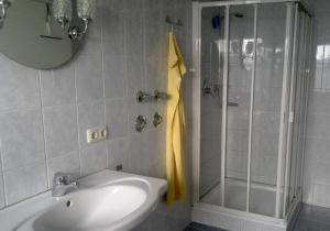 a bathroom with a sink and a shower at Gästehaus am Rathaus, Mehrbettzimmer 2 in Hohenpeißenberg