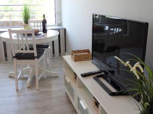 Μια τηλεόραση ή/και κέντρο ψυχαγωγίας στο Strandhotel Whg 70 Landblick