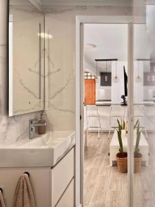 Phòng tắm tại Canary Treasure Sunset By The Sea - Modern Apartment with Ocean Views