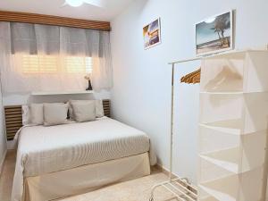 Giường trong phòng chung tại Canary Treasure Sunset By The Sea - Modern Apartment with Ocean Views +9 ảnh