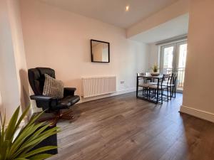 Posezení v ubytování Franks Apt 1 - Outdoor Courtyard - Sleeps 6