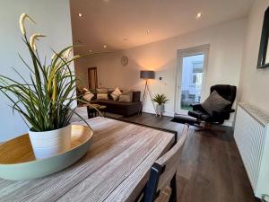 Posezení v ubytování Franks Apt 1 - Outdoor Courtyard - Sleeps 6