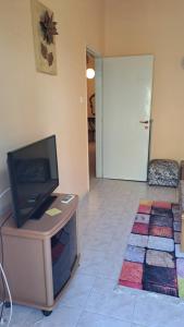 Televízia a/alebo spoločenská miestnosť v ubytovaní Apartment Getaway in Sparti
