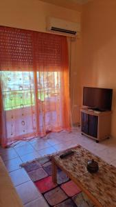 Televízia a/alebo spoločenská miestnosť v ubytovaní Apartment Getaway in Sparti