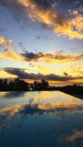 フリック・アン・フラックにあるLuxury Penthouse with Rooftop Infinity Poolの夕日を背景に大量の水