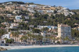 a view of a beach with houses on a hill at Estudio Jávea Pueblo in Jávea