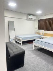 Una cama o camas en una habitación de JC home 刘 先 生