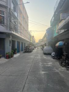 El barrio en el que está el hostel o un barrio cercano