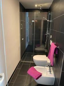 Koupelna v ubytování Moin im Deichgraf + 13 fotografií